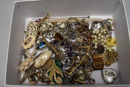 Costume jewellery including various necklaces and bracelets, also trinkets and semi precious stone