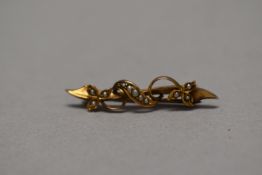 A 9ct Gold brooch inlayed with seed pearls. 1.5g