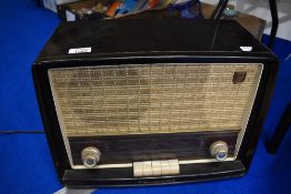 A vintage Phillips wireless valve radio, sold as untested for spares/repair