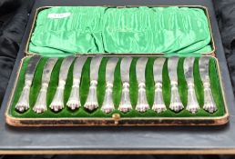 A cased set of twelve Edwardian silver handled Albany pattern tea knives, marks for Sheffield