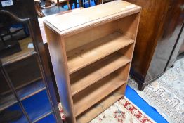 A vintage golden oak 4 tier bookshelf, width approx. 68cm