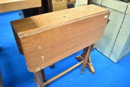 An Arts and Crafts style golden oak occasional gateleg table, width approx. 61cm