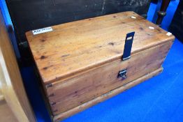 A rustic pine tool box, of small proportions