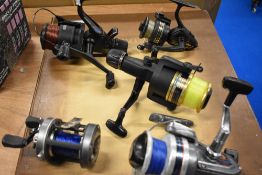 A box of 5 spinning and sea casting reels including a Shimano 6010 Aero GT Baitrunner, Bando SL500