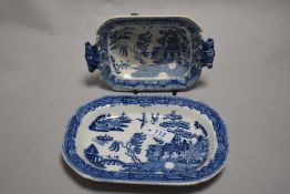 Two 18th century small sized pearl ware sweet meat dishes having traditional Willow pattern with a