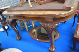 An early 20th century extending dining table with two leafs.