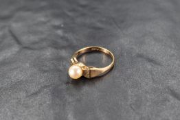 A cultured pearl solitaire ring having ridged shoulders and 9ct gold loop, size P & approx 3.2g
