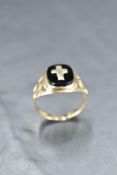 A gent's 9ct gold signet ring bearing cross motif to black panel, size R & approx 3.5g