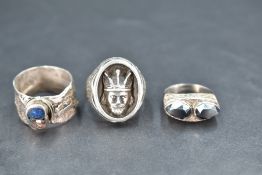 A silver gentleman's signet ring, the oval platform/matrix moulded with the face of a crowned King