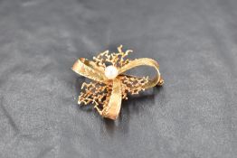 A 9ct gold brooch having central pearl, approx 5.6g