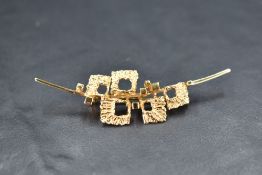 A 9ct gold brooch of stylised artisan form, approx 5g