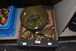 A vintage brass pan, a variety of horse brasses and similar brass and copper ornaments.