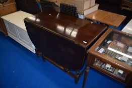 An early 20th Century oak gateleg dining table