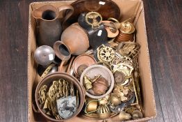 A box of mixed metal ware, including horse brasses, copper jugs, trivet etc.
