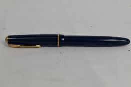 A Parker Junior Duofold aeromatic fill fountain pen in blue, having decorative band to the cap