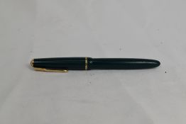 A Parker Junior Duofold aeromatic fill fountain pen in green, having decorative band to the cap