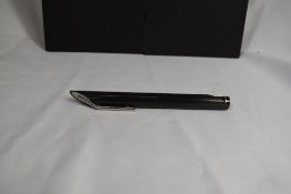A De la Rue Onoto K1 plunger fill fountain pen in black with gold cap. Approx 13.2cm