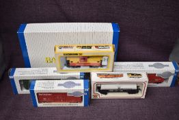 A Bachmann HO scale, 11301 SP 4-8-4 Daylight Loco & Tender, in original box with inner packaging