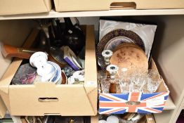 A miscellaneous selection of items including display plates by Wedgewood and Border Fine Arts, a