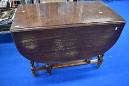 An early 20th Century oak gateleg dining table