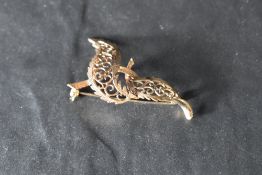 A 9ct rose gold leaf brooch stamped fidelity having open decoration, approx 7g