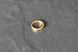 A 22ct gold wedding band, size M & approx 4g