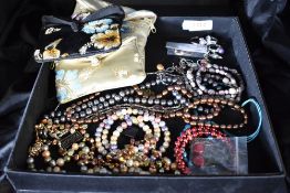 A selection of costume jewellery including several HONORA pearl pieces, silver rings and earrings