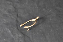 A 15ct rose gold wish bone brooch, missing pin, approx 4.6g