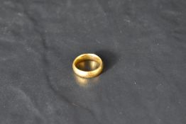 A 22ct gold wedding band, size H & approx 6.7g