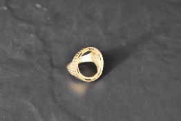A 9ct gold coin mount ring having ribbed decoration, size T & approx 6.1g