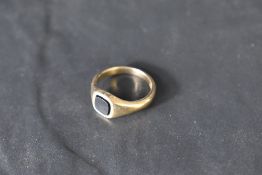 A 9ct gold signet ring having black panel and moulded shoulders, size O & approx 4.3g