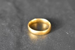 A 22ct gold wedding band, size I & approx 3.6g