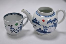 An 18th Century English porcelain cup, in the manner of Worcester, decorated with floral sprays,