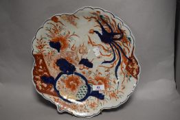 A Japanese Imari shaped dish, with scallop shaped edge, and having a diameter of 32cm
