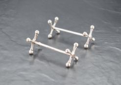 A pair Edwardian silver knife rests, of traditional design, marks for Birmingham 1903, maker