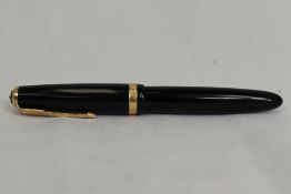 A Parker Duofold aeromatic fill fountain pen in black, having decorative broad band to the cap