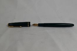 A Parker Junior Duofold aeromatic fill fountain pen in green, having decorative band to the cap