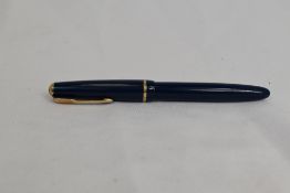 A Parker Junior Duofold aeromatic fill fountain pen in blue, having decorative band to the cap