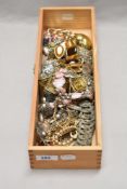A mixed lot of vintage and ladies costume jewellery.