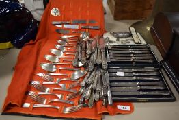 A mixed lot of vintage cutlery, including plated knives and boxes, an early 20th century coin purse,