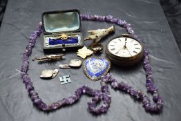 A selection of vintage jewellery including yellow metal bar brooch, gold plated brooches and ring,