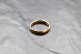 A 22ct gold wedding band, size M & approx 4g