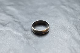 An 18ct white gold wedding band having engraved foliate decoration, size N & approx 3.7g
