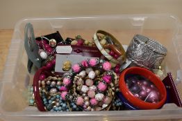 A mixed lot of costume jewellery, bangles, beads and brooches amongst this collection.