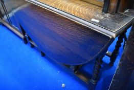An early 20th century oak gateleg dining table