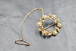 A 15ct gold wreath brooch having seed pearl decoration, approx 4.5g