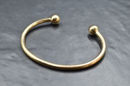 A 9ct gold torque bangle having ball terminals, approx 24.5g