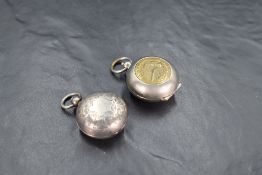 An Edwardian silver coin holder, of typical hinged circular form with engraved detail and ring