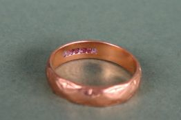 A 22ct gold wedding band, size O,