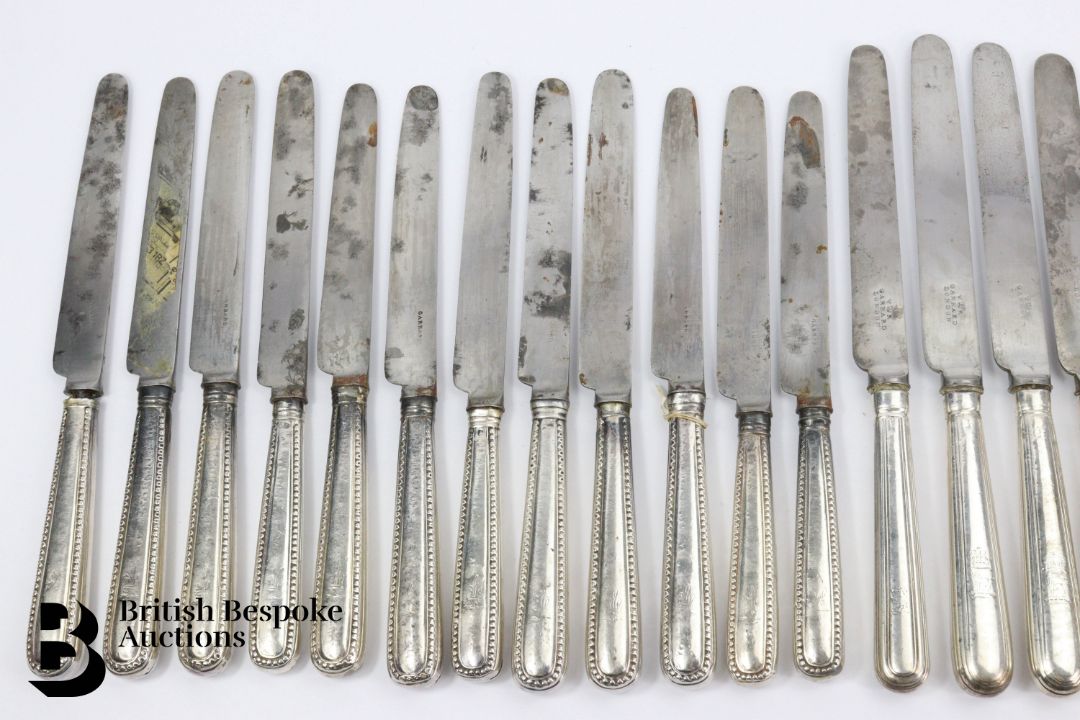 Twelve Silver Handled Knives - Image 3 of 8